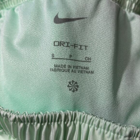 Nike NWT Women's Nike Tempo Running Shorts Color Vapor Green Size Small - Picture 4 of 7